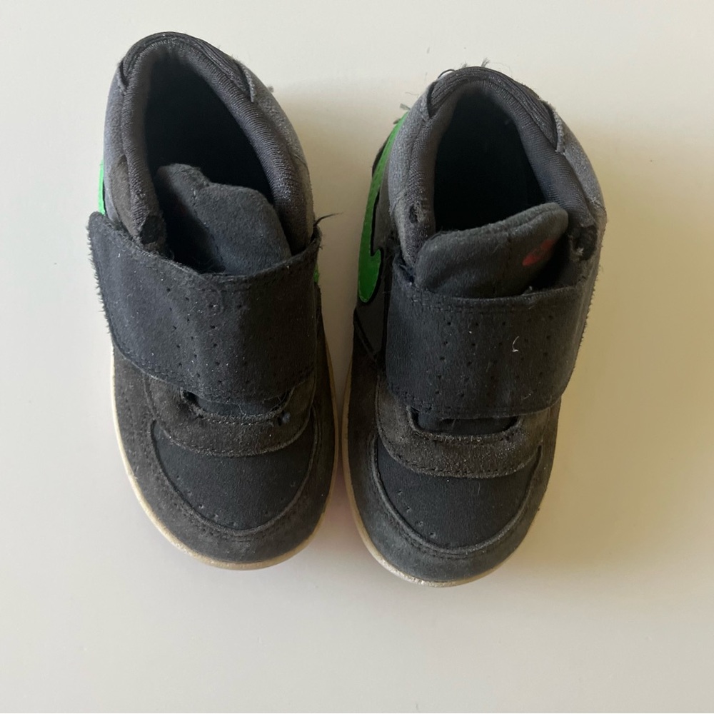 Nike Toddler 7 Kids Black Sneakers with Green Swoosh Play Shoes - Picture 5 of 7